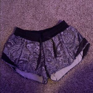 Lululemon Hotty Hot short 2.5” shorts in paisley